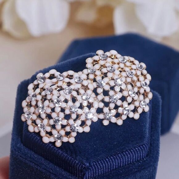 BIG FLOWER CRYSTAL STUD EARRINGS IN WHITE - Picture 1 of 2